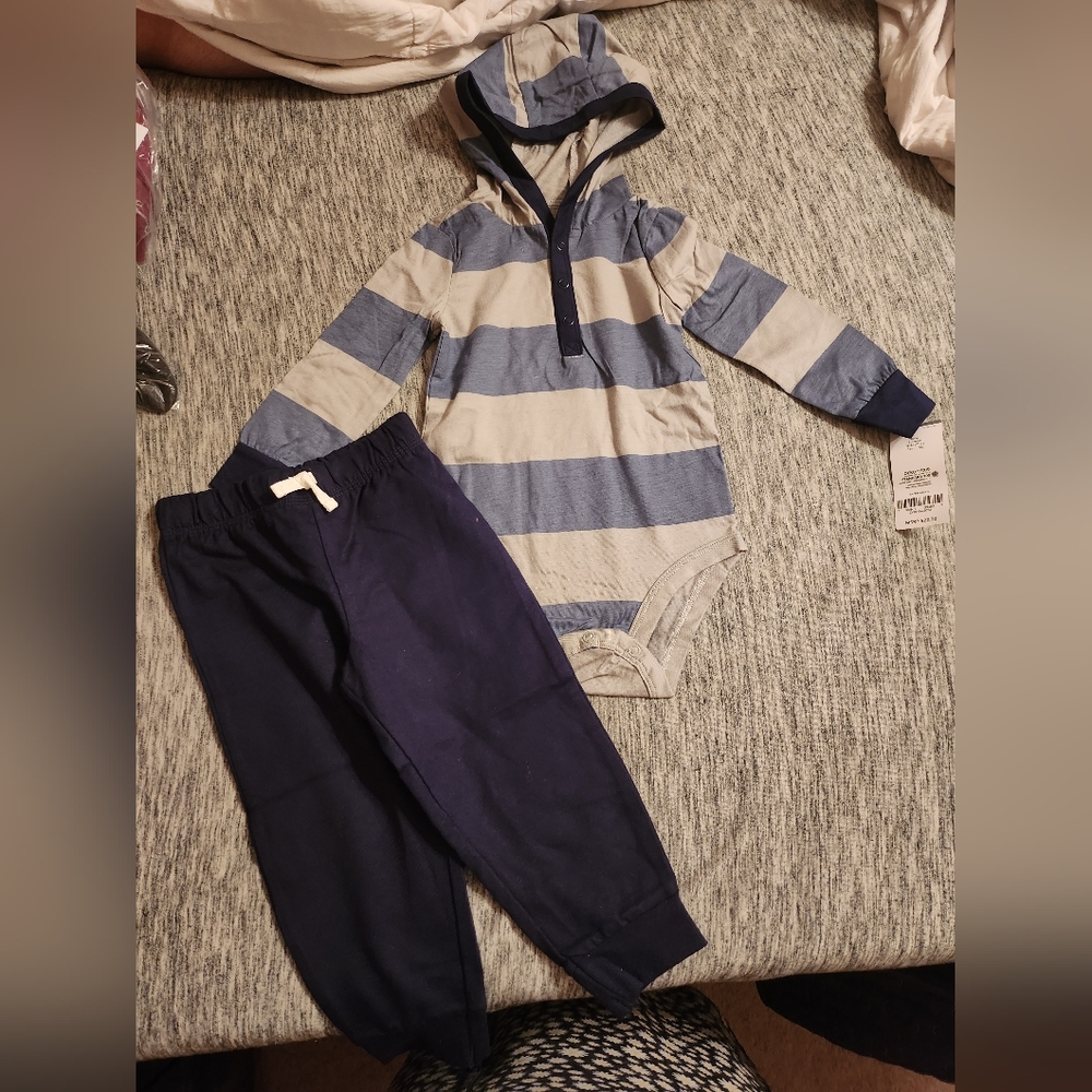 Carter's 18 month Hooded set